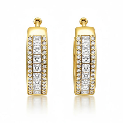 Orecchini huggie Tempo A Tempo dorati con tre file di zirconi princess e pavé, diametro 2 cm.