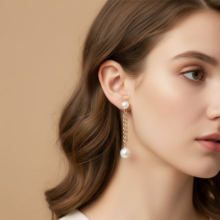Orecchini pendenti Tempo A Tempo 2Jewels in acciaio rosé con perle indossati da una modella