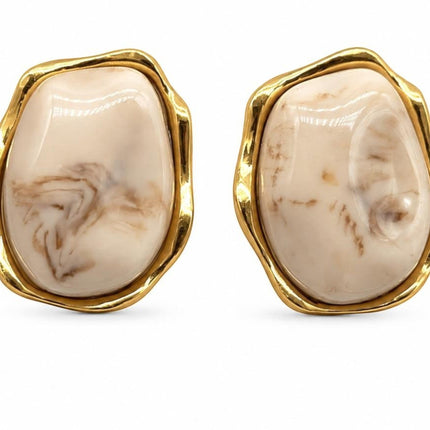 Orecchini a lobo Tempo A Tempo in acciaio dorato con resina beige marmorizzata e design organico irregolare