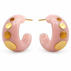 Orecchini a cerchio maxi Tempo A Tempo in resina lucida rosa cipria con borchie dorate scalari, design rock-chic.