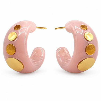 Orecchini a cerchio maxi Tempo A Tempo in resina lucida rosa cipria con borchie dorate scalari, design rock-chic.
