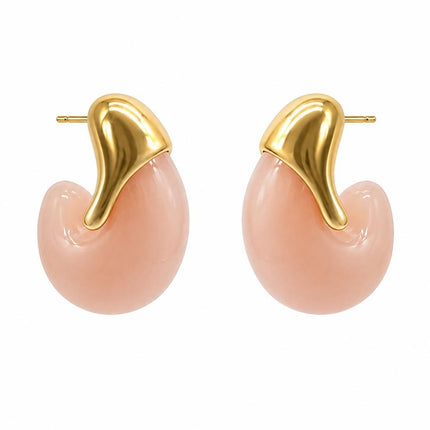 Orecchini Shelly Tempo A Tempo a goccia in acciaio dorato e resina rosa cipria, design bombato elegante e moderno.