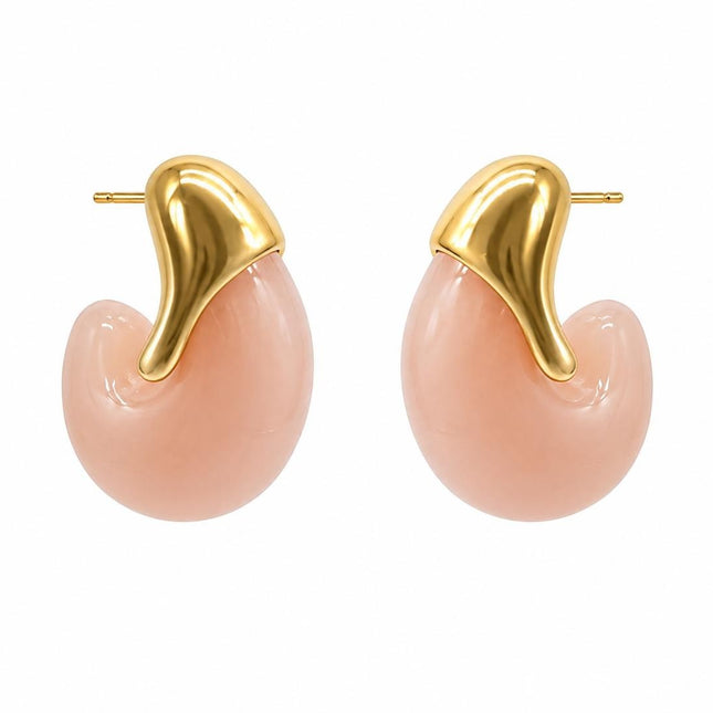 Orecchini Shelly Tempo A Tempo a goccia in acciaio dorato e resina rosa cipria, design bombato elegante e moderno.