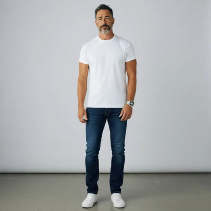 Uomo con maglietta bianca e jeans indossa l'orologio digitale Casio A159WA in acciaio