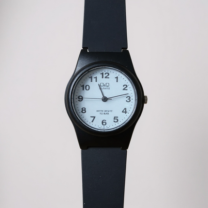 Orologio donna Tempo A Tempo Q&Q by Citizen con cassa 30mm in poliuretano nero e quadrante analogico bianco