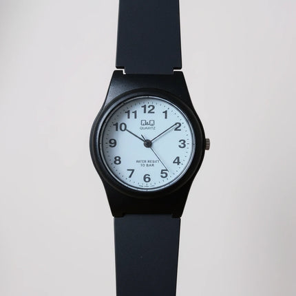 Orologio donna Tempo A Tempo Q&Q by Citizen con cassa 30mm in poliuretano nero e quadrante bianco analogico