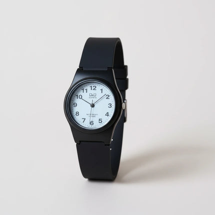 Orologio da donna Tempo A Tempo Q&Q by Citizen con cassa da 30mm, quadrante bianco e cinturino in poliuretano nero.