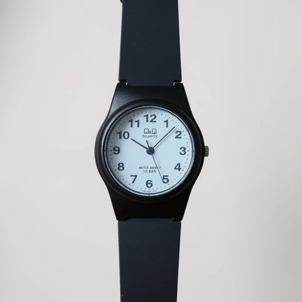 Orologio donna Tempo A Tempo Q&Q by Citizen con cassa 30mm in poliuretano nero e quadrante bianco ad alta leggibilità