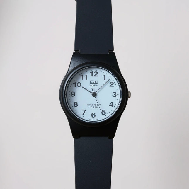 Orologio donna Tempo A Tempo Q&Q by Citizen con cassa 30mm in poliuretano nero e quadrante bianco ad alta leggibilità