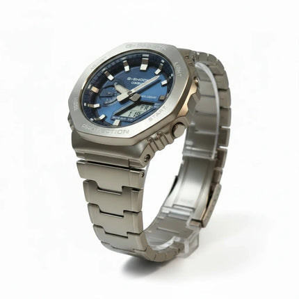 Orologio Tempo A Tempo Casio G-Shock full metal in acciaio con quadrante blu analogico-digitale, vista laterale
