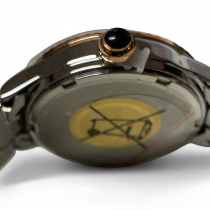 Dettaglio del fondello dell'orologio Tempo A Tempo Hoops con cassa in acciaio e corona dorata con pietra nera