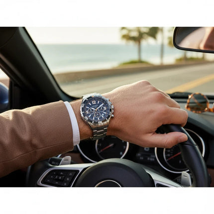 Orologio cronografo Nautica NAPNSS217 con cassa in acciaio e quadrante nero indossato al polso da Tempo A Tempo