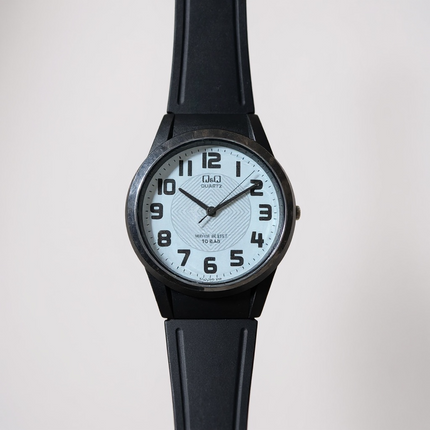Orologio sportivo Tempo A Tempo Q&Q by Citizen con cinturino in poliuretano nero e quadrante bianco ad alta leggibilità