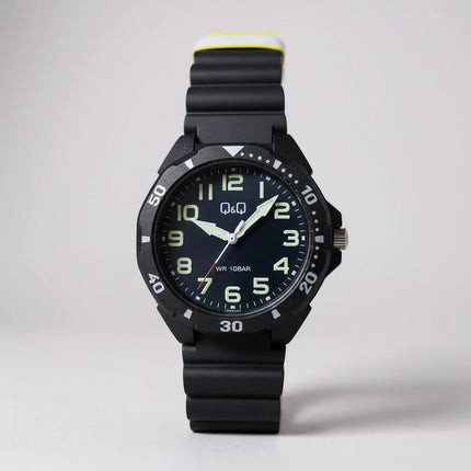 Orologio sportivo Tempo A Tempo Q&Q by Citizen con cassa e cinturino in poliuretano nero, quadrante analogico luminescente