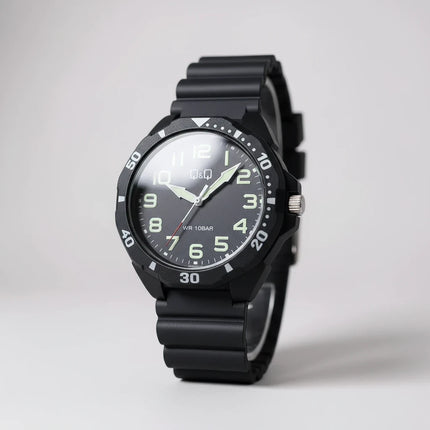 Orologio sportivo Tempo A Tempo Q&Q by Citizen con cassa e cinturino in poliuretano nero e lancette luminescenti