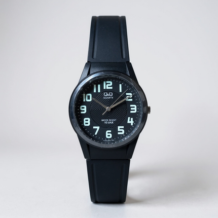 Orologio uomo Tempo A Tempo Q&Q by Citizen nero in poliuretano con quadrante analogico e numeri grandi