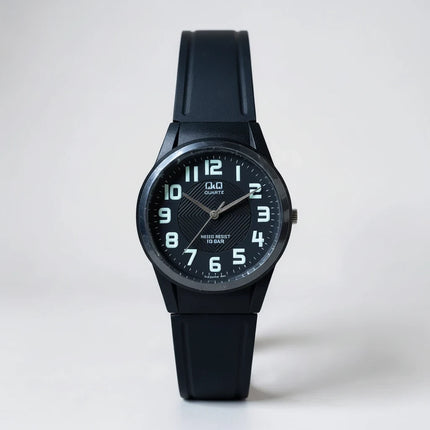 Orologio uomo Tempo A Tempo Q&Q by Citizen nero in poliuretano con quadrante analogico e numeri grandi sportivo