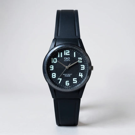 Orologio uomo Tempo A Tempo Q&Q by Citizen nero in poliuretano con quadrante analogico e numeri grandi sportivo