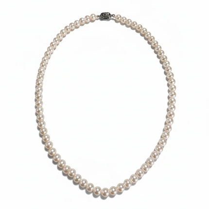 Tempo A Tempo Shelly pink glass pearl necklace for women with a magnetic zirconia clasp, front view.