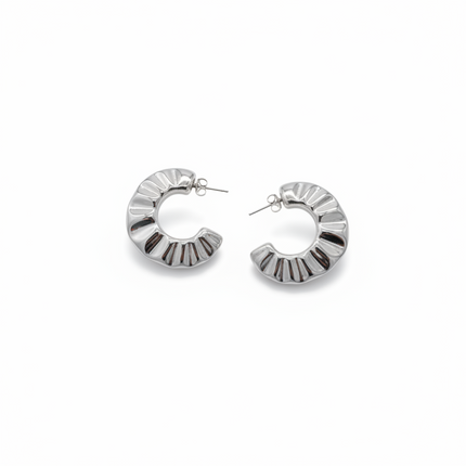 Tempo A Tempo Shelly silver stainless steel hoop earrings with pleated design, 3cm diameter.