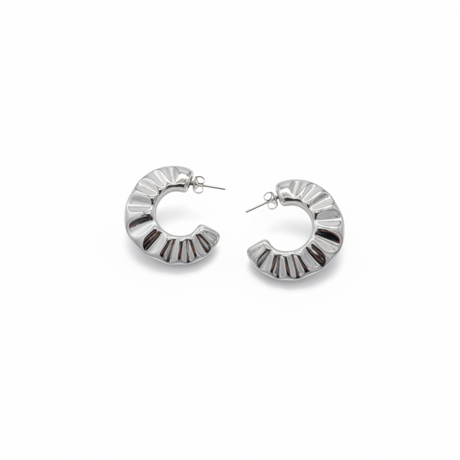 Tempo A Tempo Shelly silver stainless steel hoop earrings with pleated design, 3cm diameter.
