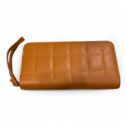 Tempo A Tempo unisex tan quilted wallet with wrist strap and secure zip closure