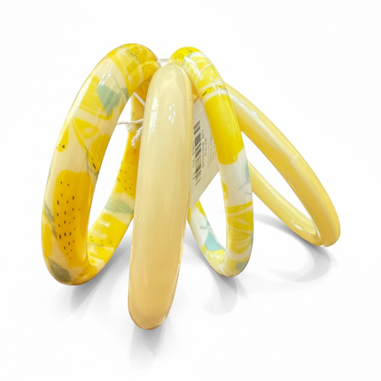 Tempo A Tempo set of 4 yellow resin bangles with a lemon print and solid coordinating colors. Perfect for summer.